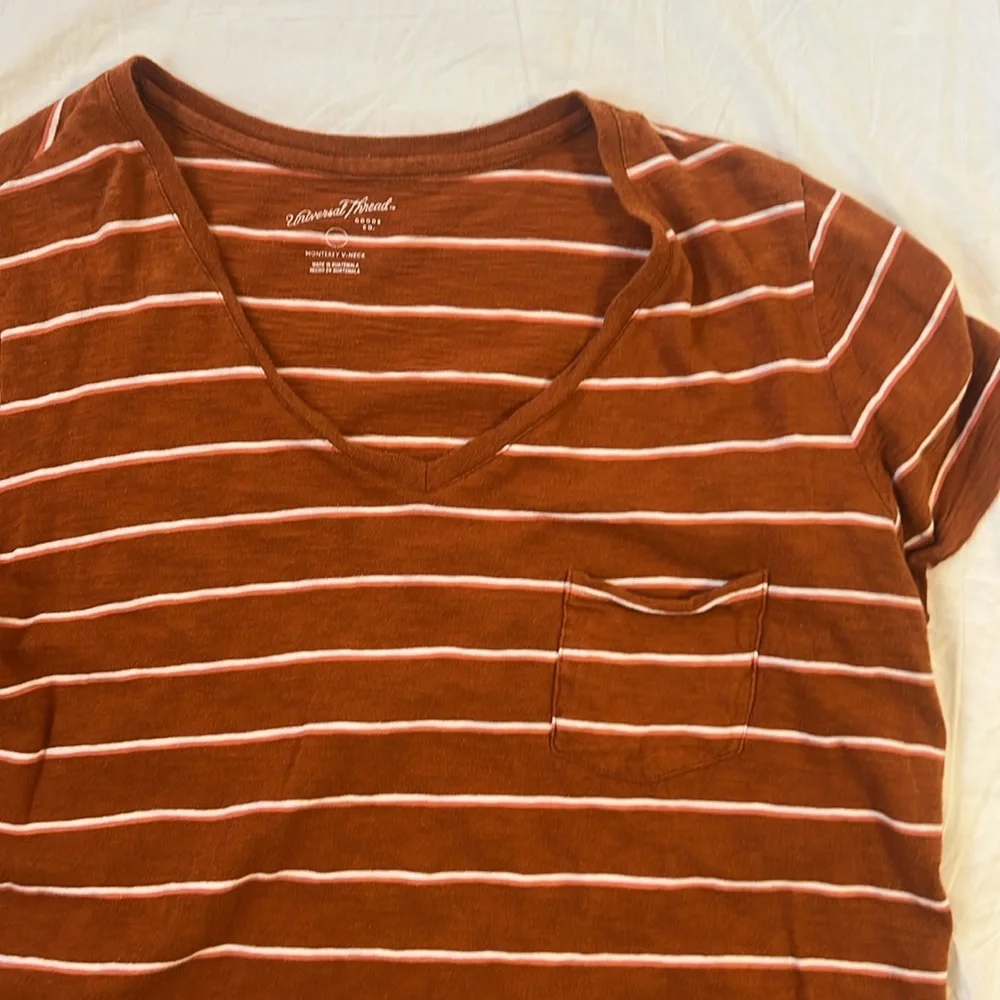 Universal Thread V-Neck - Picture 3 of 3